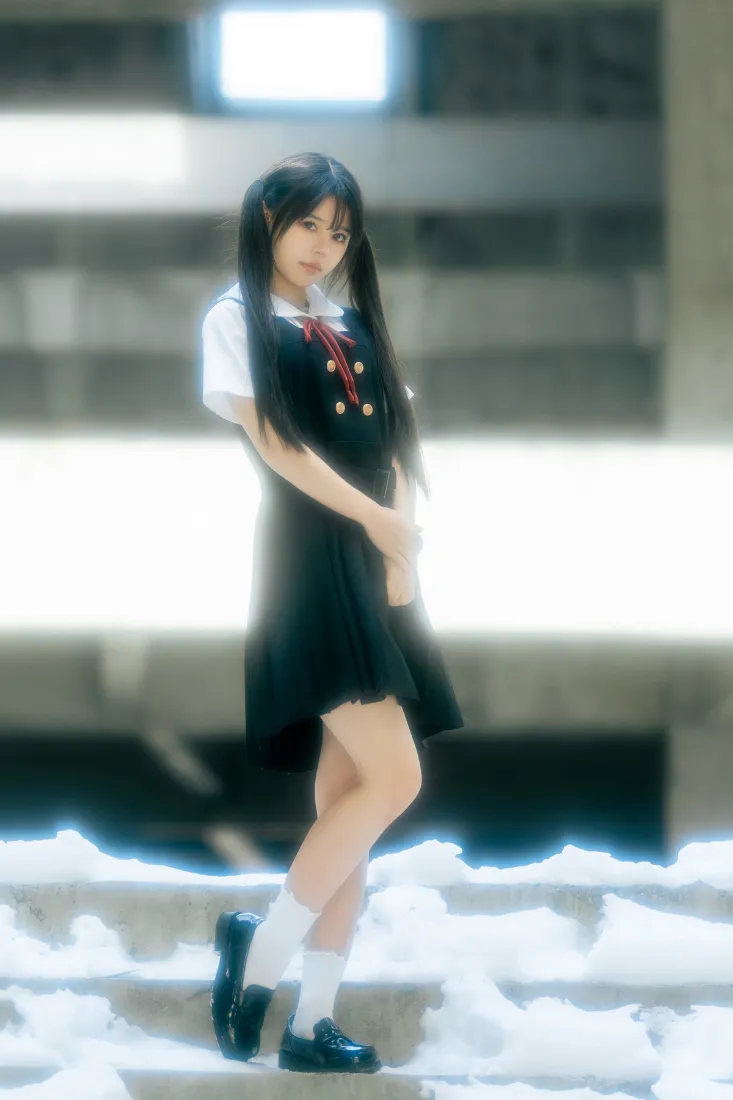 JK女孩手机壁纸｜楼梯口背景图片 - 下雪天制服雪景「哲风壁纸」