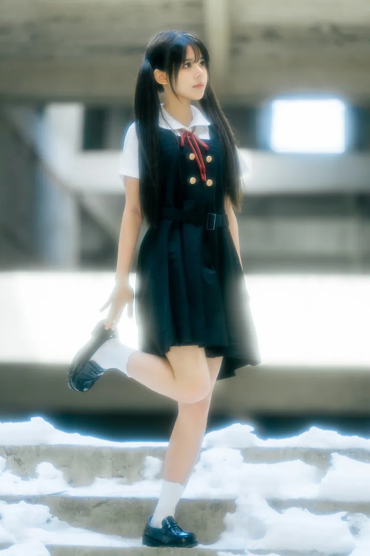 双马尾女生手机壁纸｜楼梯口背景图片 - 下雪天校园「哲风壁纸」