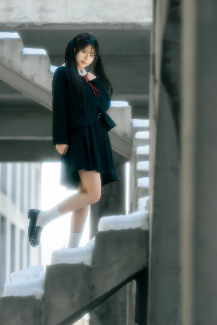 JK制服女生手机壁纸｜楼梯口背景图片 - 下雪天「哲风壁纸」