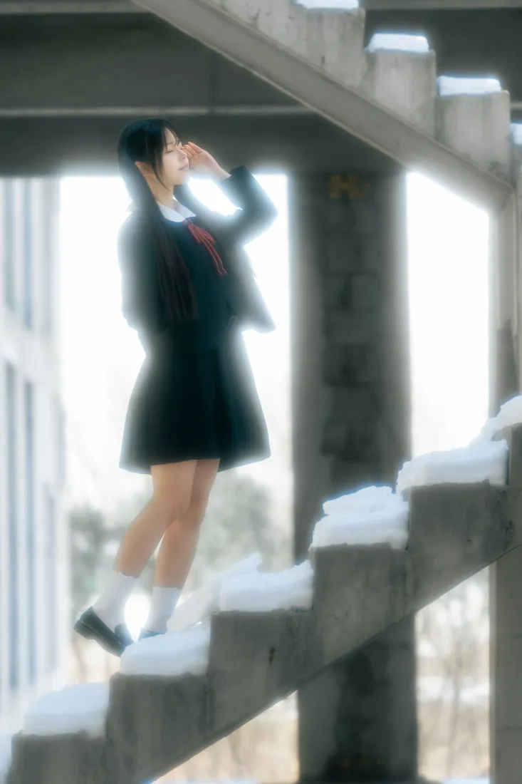 JK女生手机壁纸｜下雪楼梯背景 - 冬日校园雪景「哲风壁纸」