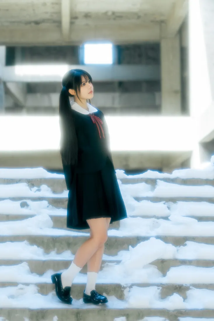 JK制服手机壁纸｜下雪天楼梯口背景图片 - 女生雪景「哲风壁纸」