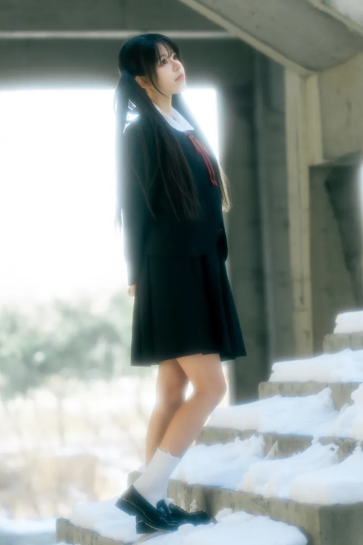 黑发女生手机壁纸｜下雪天楼梯口背景图片 - 冬日雪景「哲风壁纸」