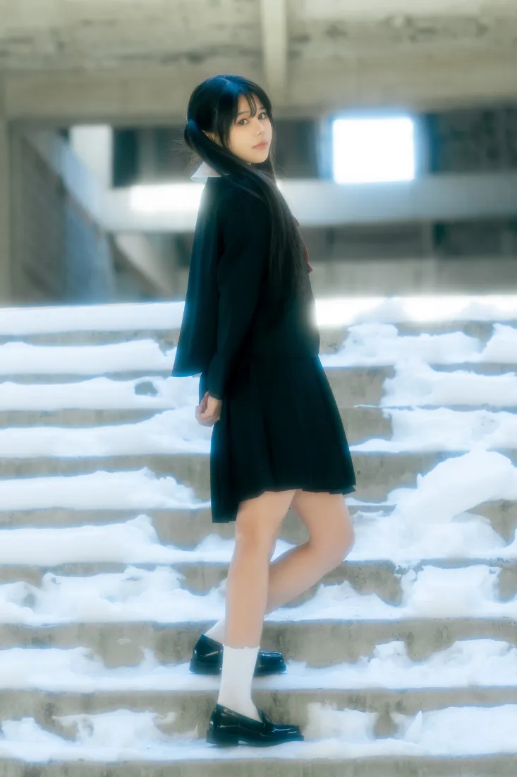 黑裙女孩手机壁纸｜楼梯口背景 - 下雪天积雪「哲风壁纸」