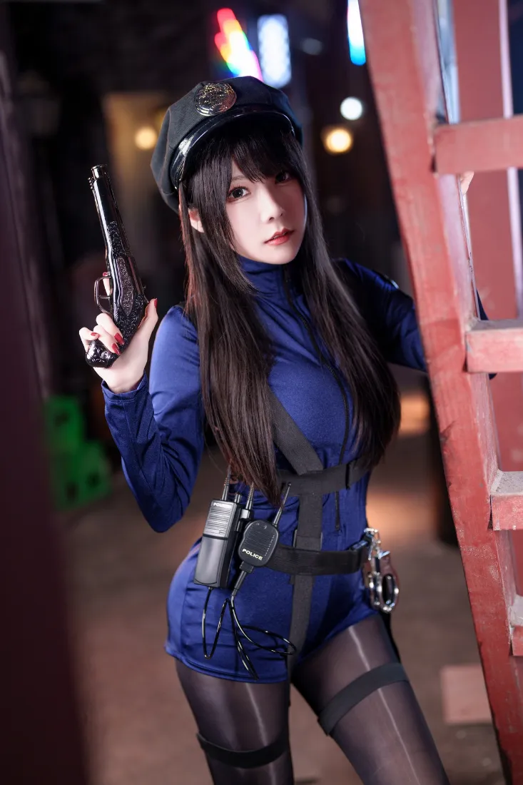 女警cosplay手机壁纸｜工业区背景图 - 蓝色制服黑丝「哲风壁纸」