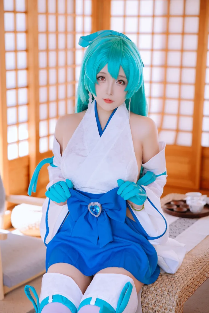 绿发coser手机壁纸｜日式房间背景图片 - 蓝白裙穿搭「哲风壁纸」