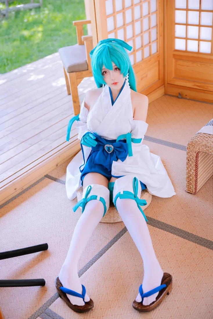 蓝发coser手机壁纸｜日式房间背景 - 绿色角色扮演「哲风壁纸」