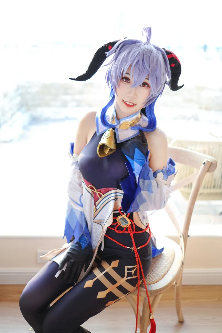 原神甘雨cosplay手机壁纸｜室内背景图片 - 紫色「哲风壁纸」