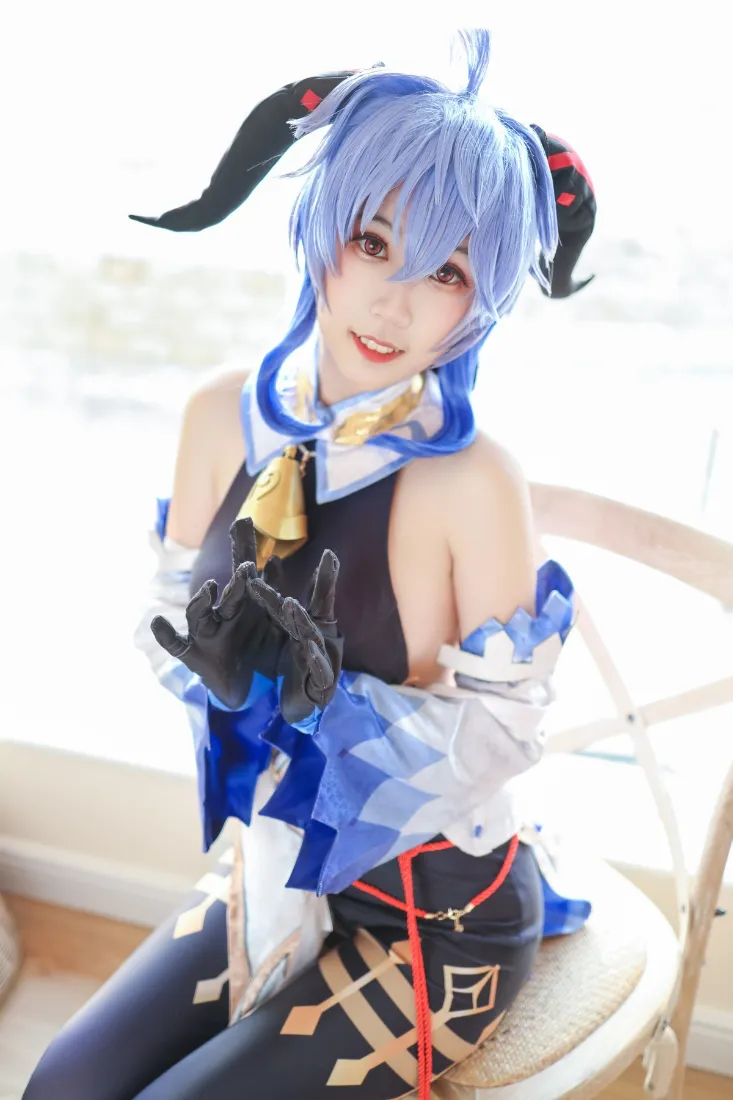 原神甘雨cosplay手机壁纸｜蓝色背景 - 紫色角色扮演「哲风壁纸」