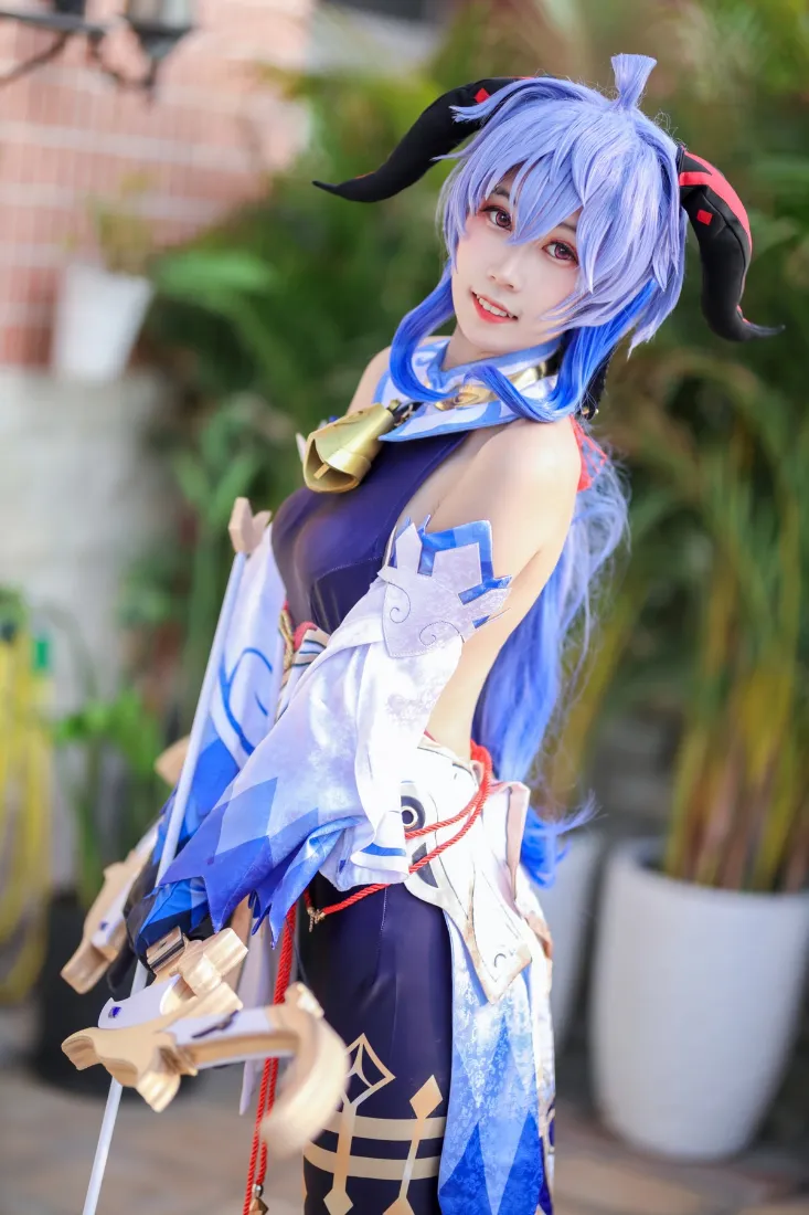 甘雨cosplay手机壁纸｜紫色背景图片 - 角色扮演「哲风壁纸」