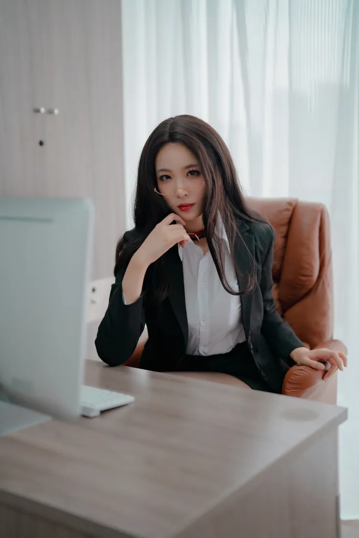 职场女性手机壁纸｜办公室背景图片 - 职业装办公场景「哲风壁纸」