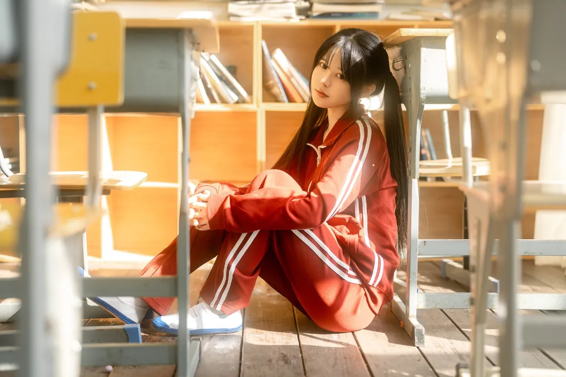 红色校服学生手机壁纸｜教室背景图片 - 双马尾少女「哲风壁纸」
