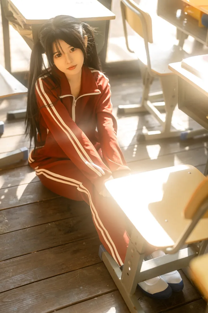 双马尾少女手机壁纸｜教室背景图片 - 红色校服学生「哲风壁纸」