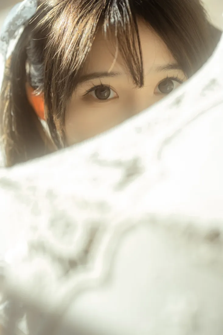 女生特写手机壁纸｜白色布料背景 - 阳光少女「哲风壁纸」