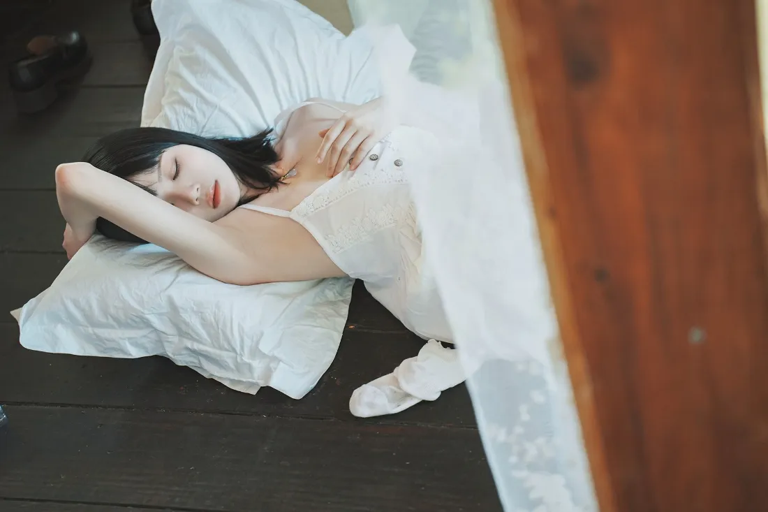 居家女性手机壁纸｜白色床品背景图片 - 慵懒躺卧「哲风壁纸」