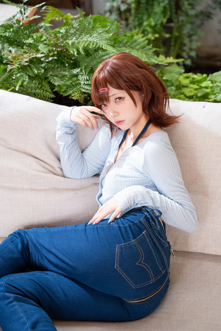 短发女性手机壁纸｜居家背景图片 - 牛仔裤浅蓝色上衣「哲风壁纸」