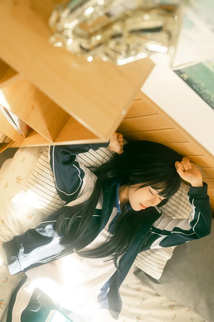 校服少女手机壁纸｜居家背景图片 - 学生卧躺「哲风壁纸」