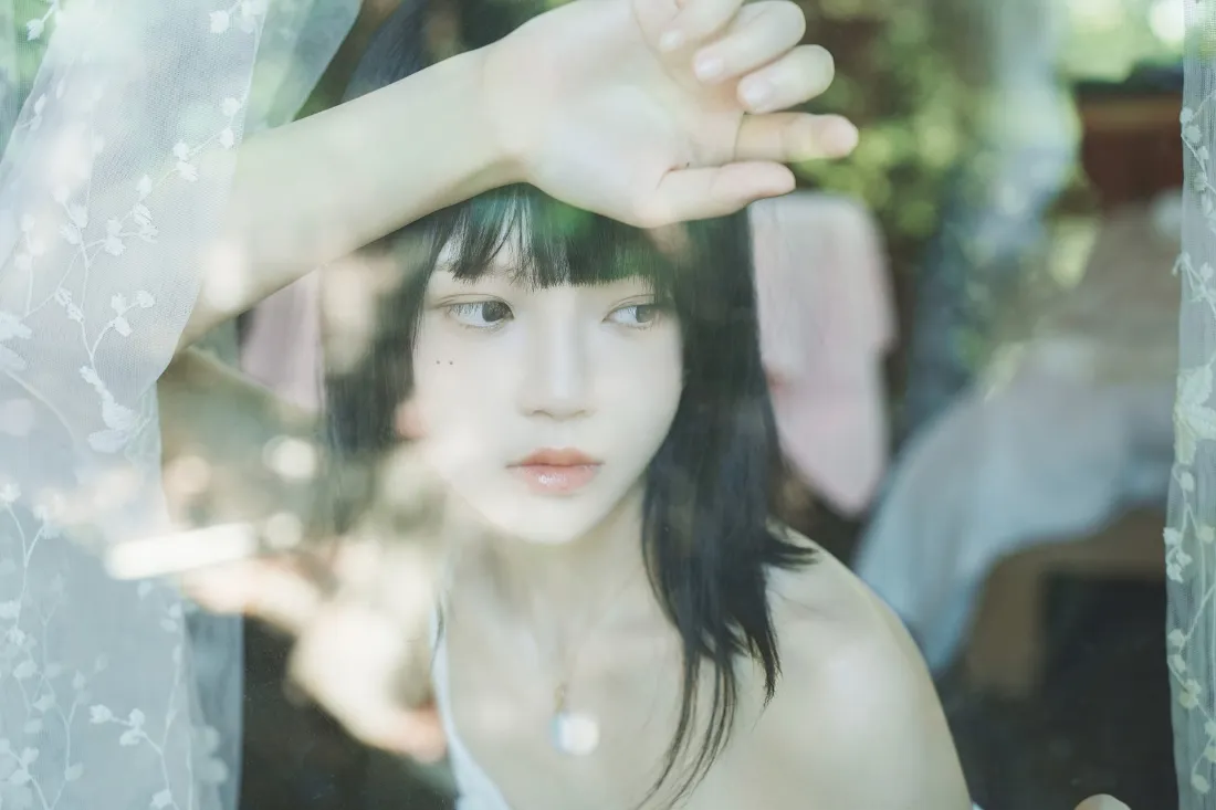 黑发女孩清新手机壁纸｜玻璃阳光背景图 - 艺术氛围感「哲风壁纸」