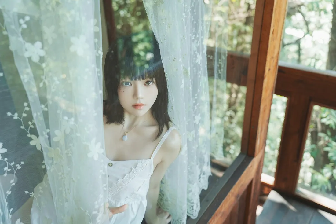 窗边女孩手机壁纸｜白帘背景图 - 玻璃阳光「哲风壁纸」