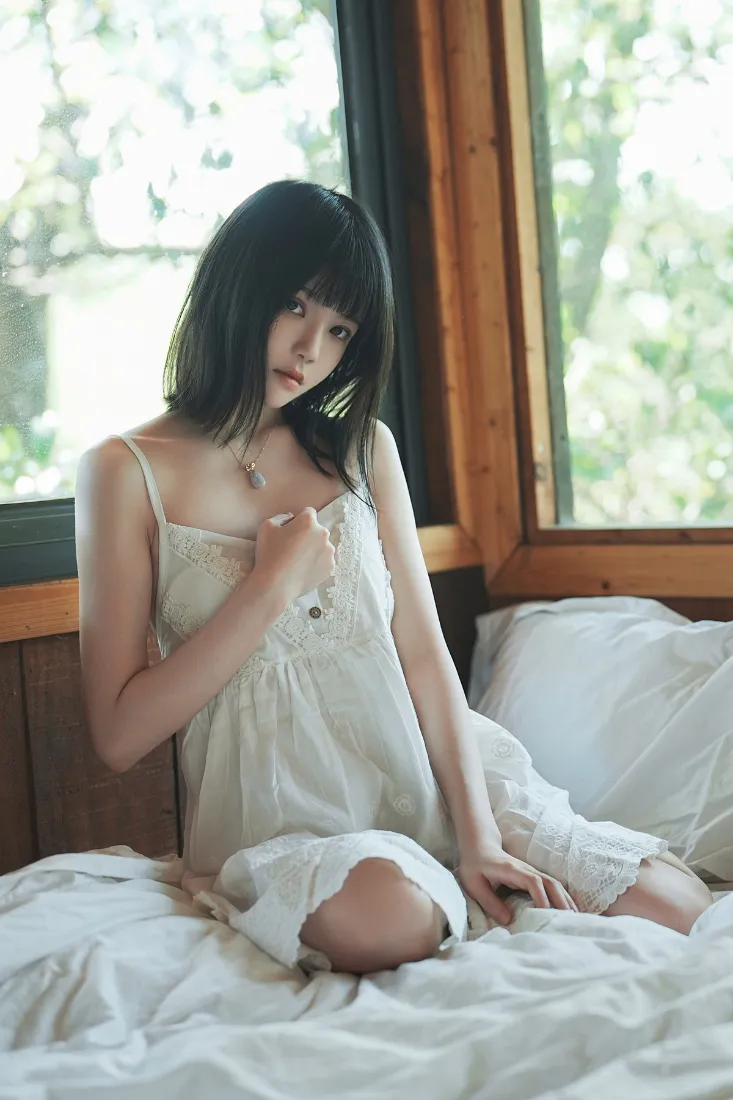 白衣少女手机壁纸｜卧室阳光背景图 - 绿植「哲风壁纸」