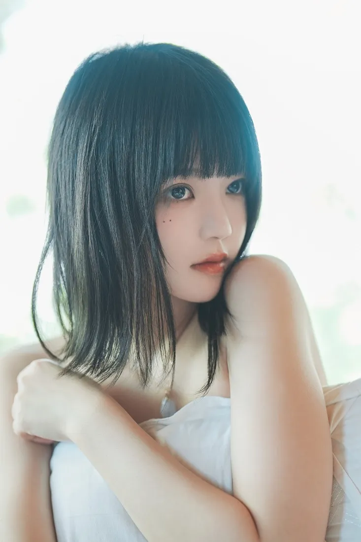 短发美女手机壁纸｜白色背景图片 - 阳光清新「哲风壁纸」