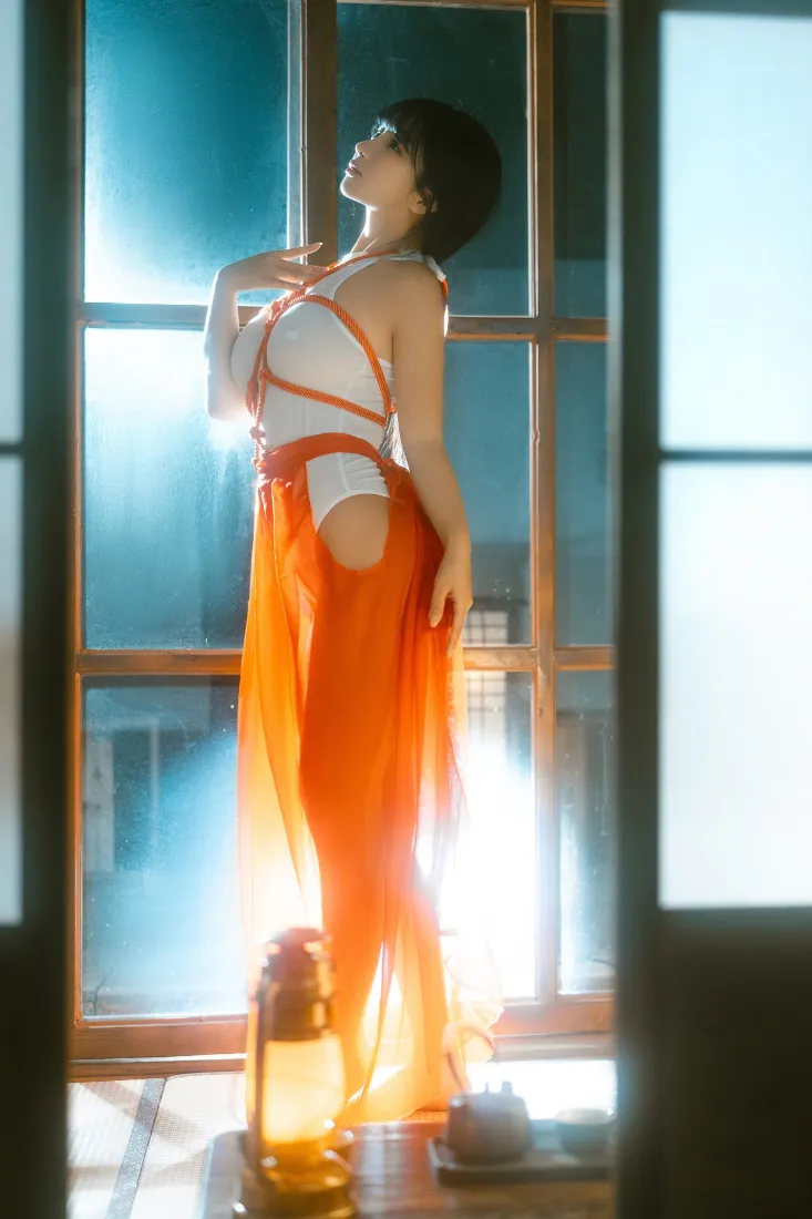 短发女性手机壁纸｜复古居家背景图 - 年代感橙色长裙「哲风壁纸」