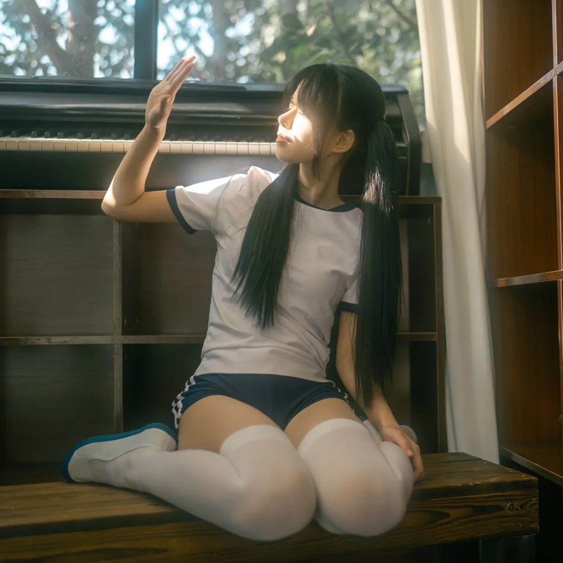 双马尾女孩手机壁纸｜教室背景图片 - 阳光「哲风壁纸」