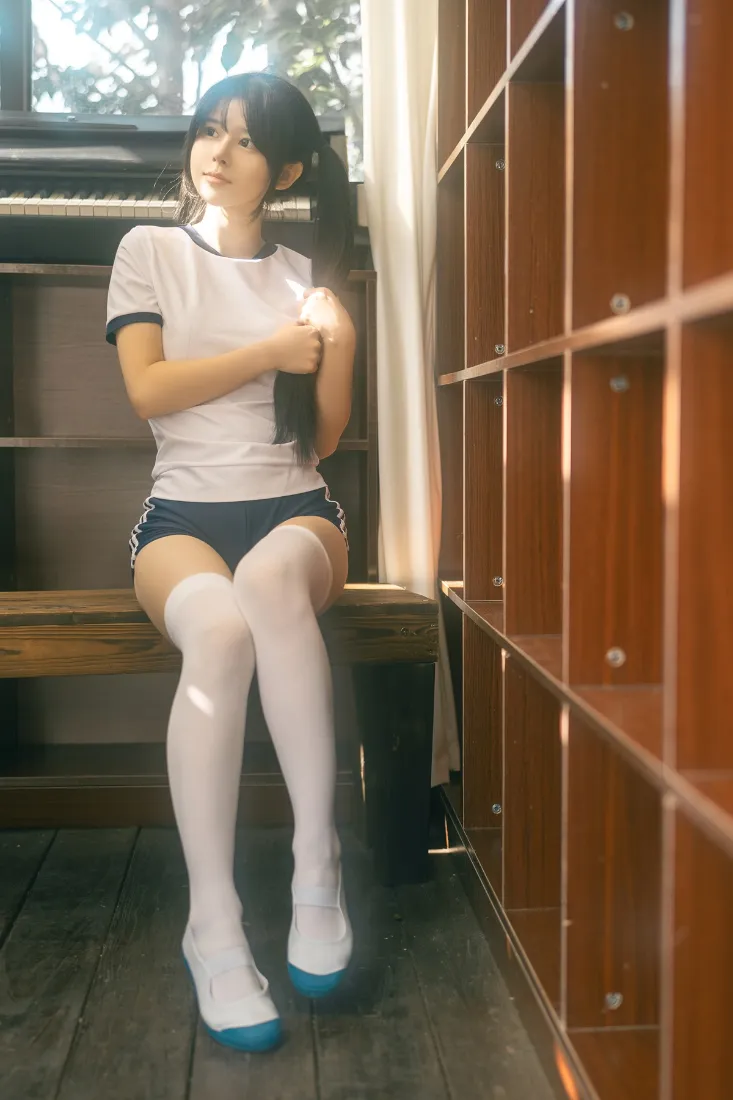 学生校服手机壁纸｜教室背景图 - 窗边白袜女生「哲风壁纸」