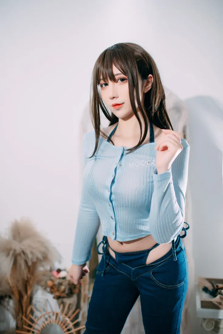 美女手机壁纸｜室内背景图片 - 牛仔裤浅蓝色上衣「哲风壁纸」