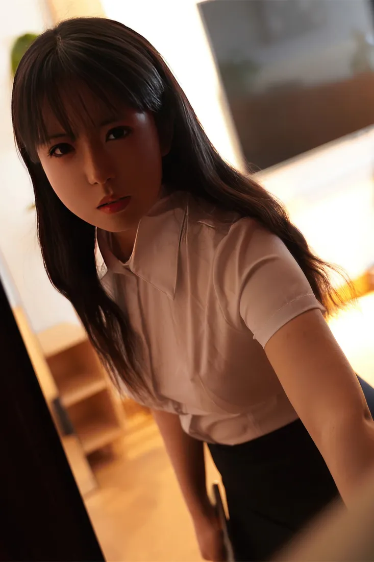 职场女性手机壁纸｜办公室背景图片 - 白衬衫黑裙「哲风壁纸」