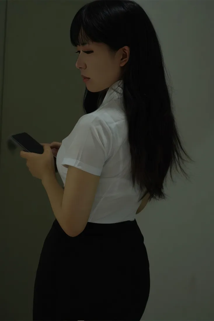 职场女性手机壁纸｜黑天办公室背景图片 - 白衬衫黑裙「哲风壁纸」