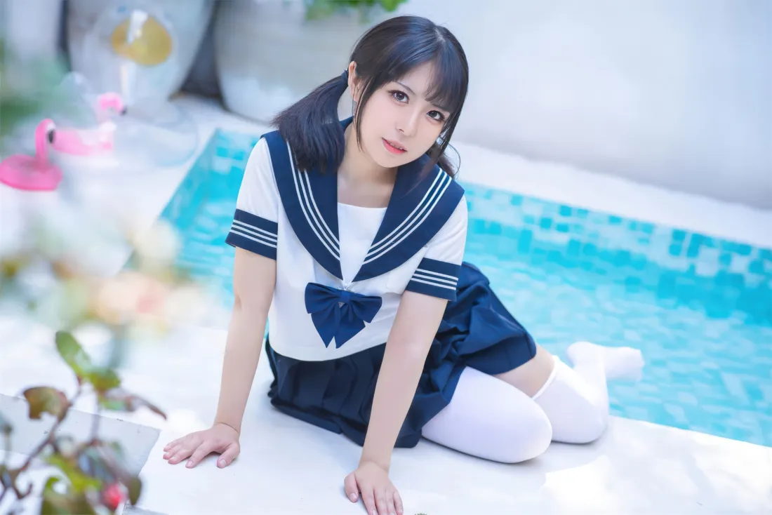 JK制服美女手机壁纸｜游泳池背景图片 - 清新户外写真「哲风壁纸」