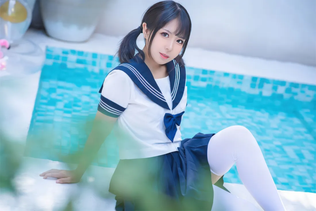 水手服美女手机壁纸｜游泳池背景图片 - 白丝「哲风壁纸」