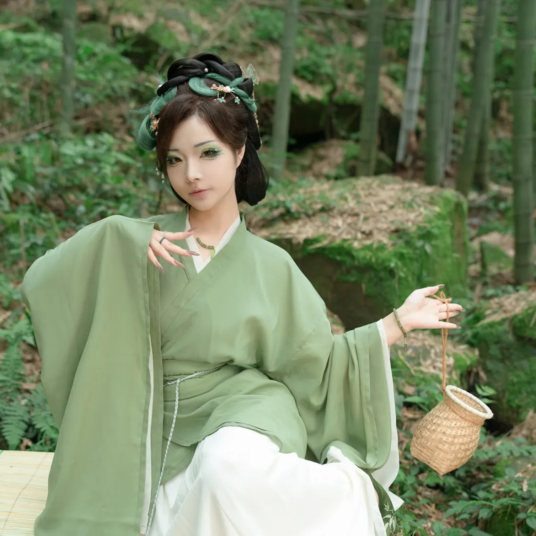 古风汉服女子手机壁纸｜竹林背景图片 - 绿色户外「哲风壁纸」