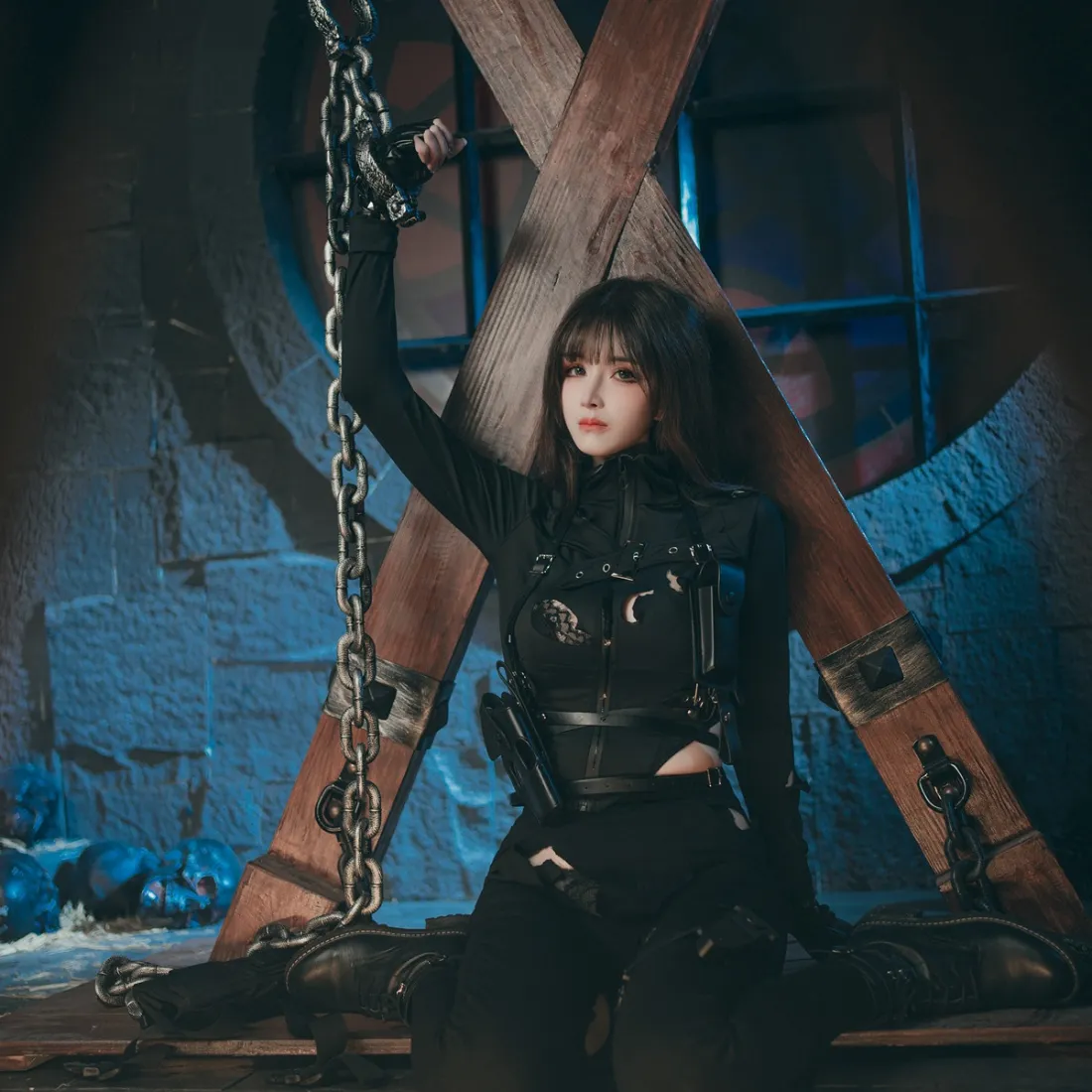 黑衣美女手机壁纸｜暗黑背景图片 - 铁链石墙场景「哲风壁纸」