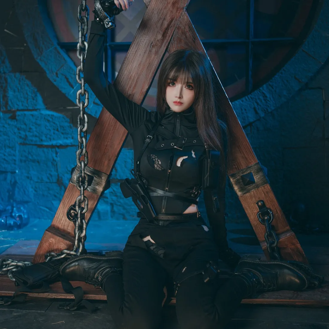 酷飒美女手机壁纸｜黑色紧身衣背景 - 暗黑链条场景「哲风壁纸」