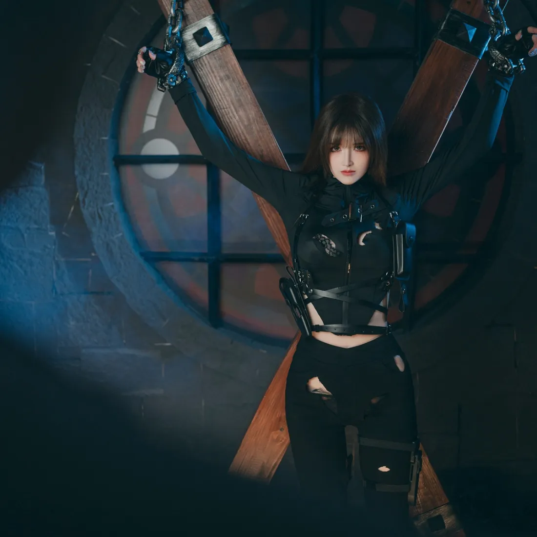 暗黑系女性手机壁纸｜黑色皮衣背景 - 刑架束缚场景「哲风壁纸」