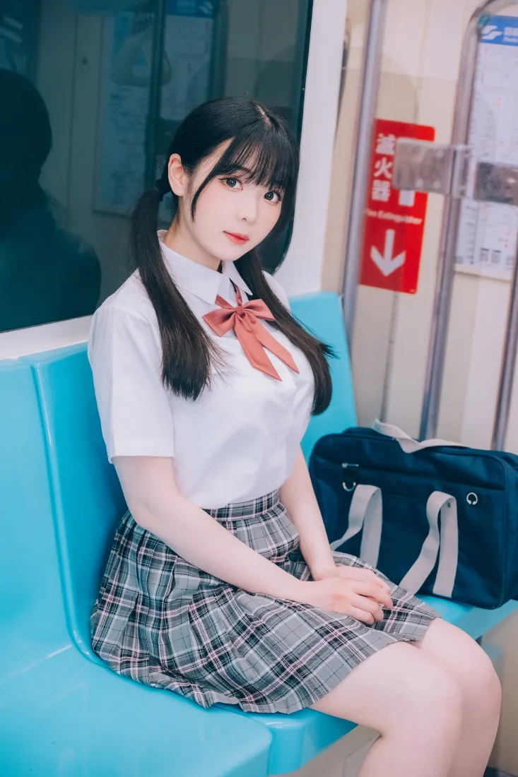 JK少女手机壁纸｜地铁车厢背景图片 - 下班通勤「哲风壁纸」