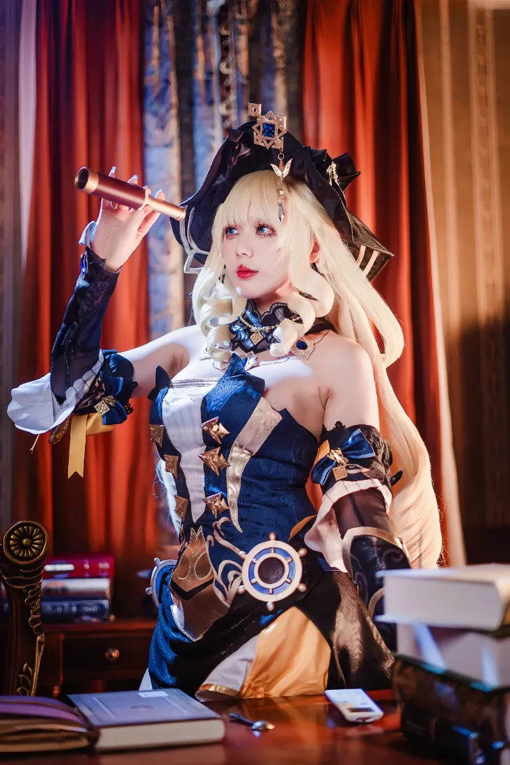 公主cosplay手机壁纸｜红色背景图片 - 华丽服饰「哲风壁纸」