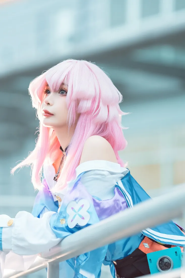 粉色长发coser手机壁纸｜户外背景图片 - 角色扮演「哲风壁纸」