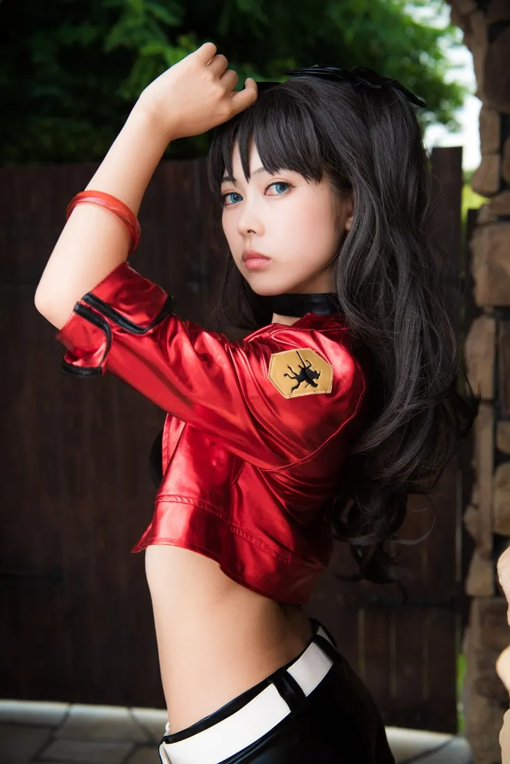 远坂凛cos手机壁纸｜户外背景图片 - 红色露脐装「哲风壁纸」