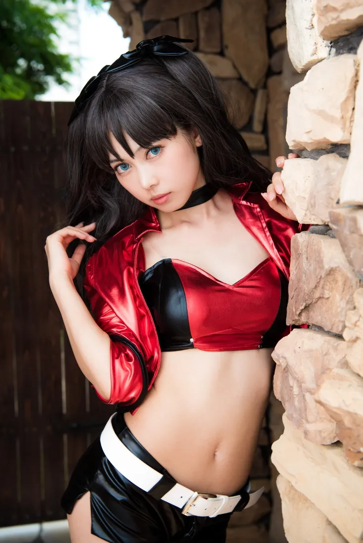 红衣美女cos手机壁纸｜石墙户外背景图 - 性感「哲风壁纸」