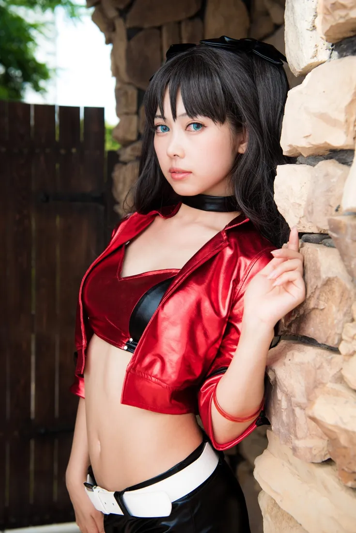 红衣美女cosplay手机壁纸｜户外石墙背景 - 时尚穿搭「哲风壁纸」