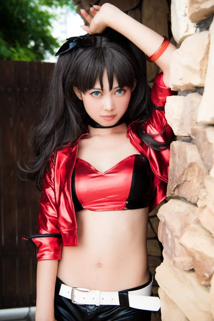 远坂凛cosplay手机壁纸｜户外石墙背景 - 红色上衣「哲风壁纸」