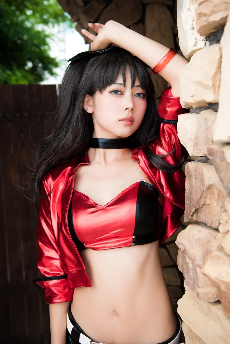 远坂凛cos手机壁纸｜户外石墙背景图片 - 红色露脐装「哲风壁纸」
