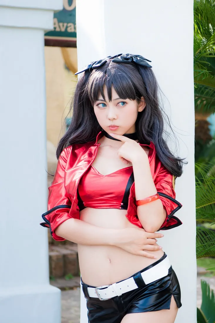 远坂凛cosplay手机壁纸｜户外红色背景图片 - Fate「哲风壁纸」