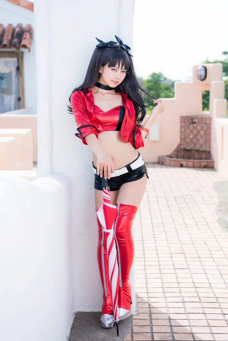 红衣美女手机壁纸｜户外背景图片 - 红靴黑短裤穿搭「哲风壁纸」