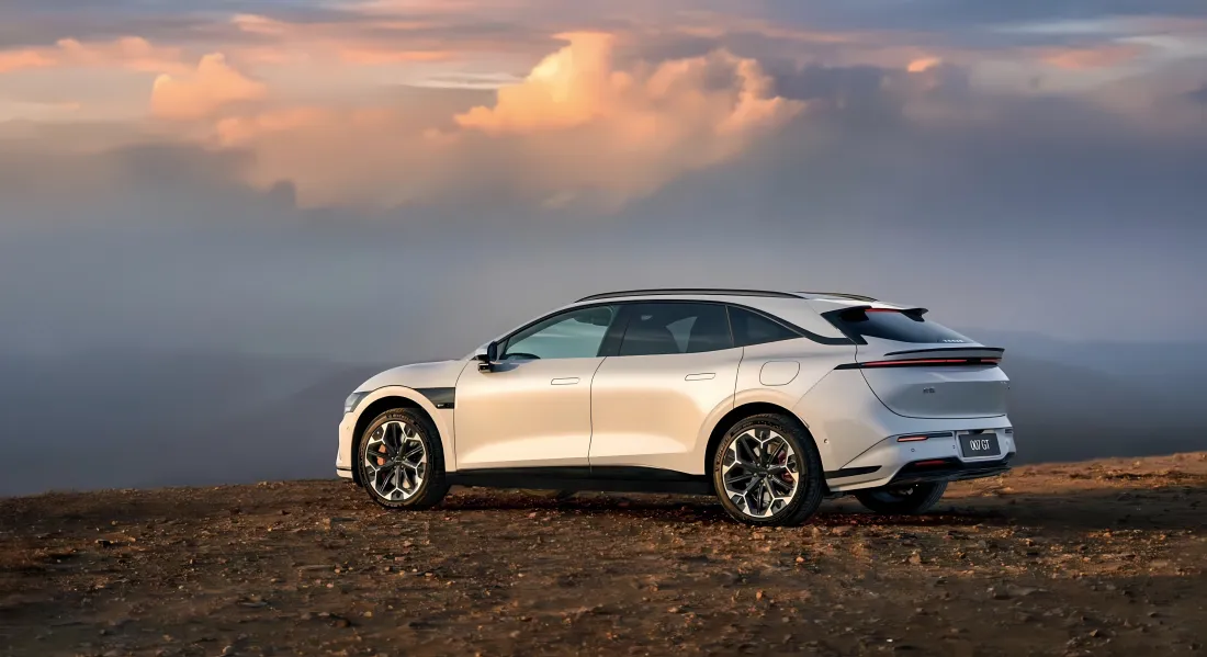 5k极氪007GT壁纸｜自然风景背景图片 - 云层山地黄昏「哲风壁纸」