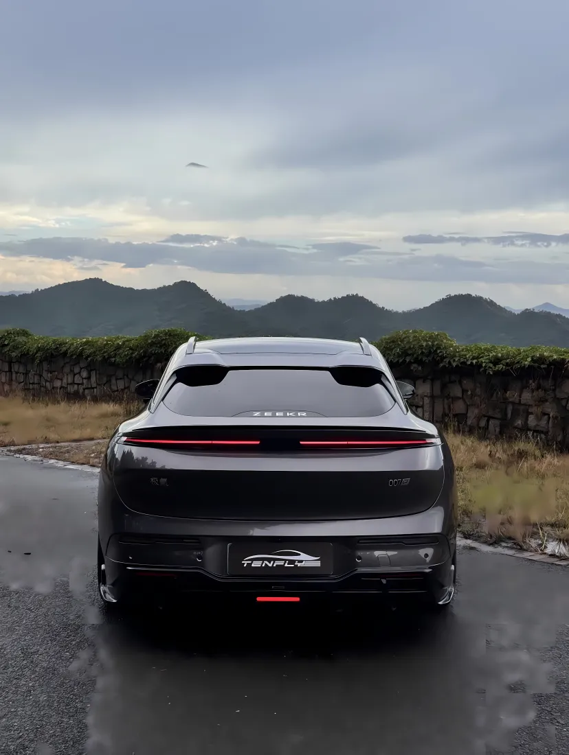 极氪007GT手机壁纸｜自然风景背景图片 - 灰色汽车「哲风壁纸」