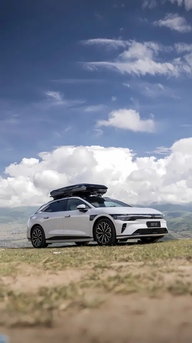 极氪007GT手机壁纸｜草地背景图片 - 蓝天旷野「哲风壁纸」