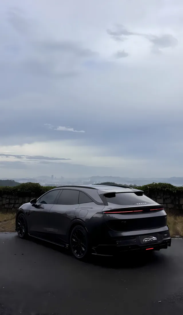 极氪007GT手机壁纸｜山峰背景图片 - 阴天道路黑车「哲风壁纸」